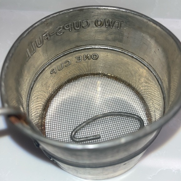 Vintage 2 cup flour sifter-rare find - Picture 4 of 5